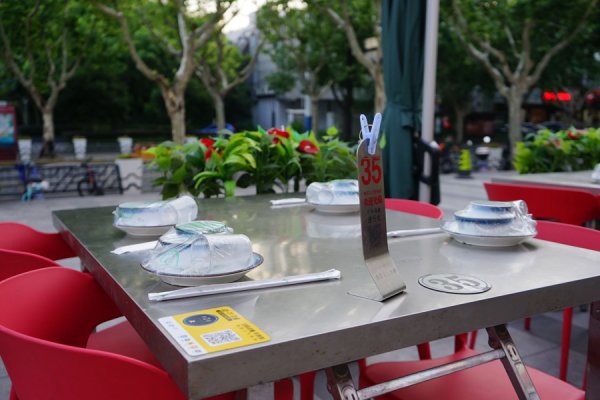 在线炒股配资门户网 上海外摆位越来越火了，中心城区外的街道也操起了心